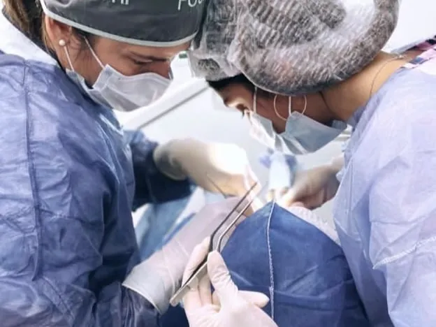 La Dra. Rocío Marroquín durante una cirugía de implantes dentales en OdontoBa